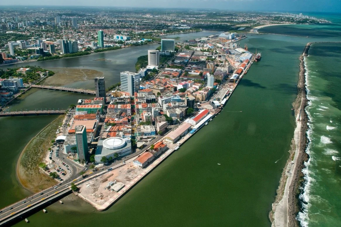 Vista aérea da península do Bairro do Recife, com o casario histórico do Porto Digital entre o rio Capibaribe e o mar